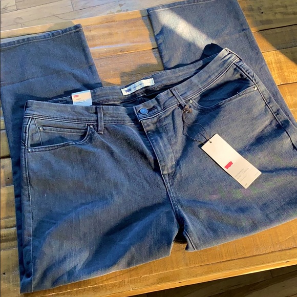 Levi’s mid rise skinny (irregular) - Picture 2 of 5